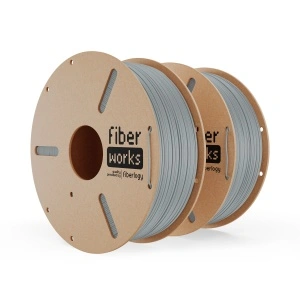 Două role de filament PLA FiberWORKS gri, cu eticheta produsului vizibilă