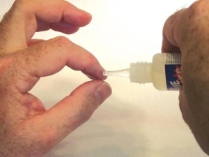Deluxe Materials Glue Buster - dezlipire piele lipită accidental cu superglue - RepRapMania