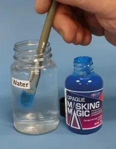 Curățarea pensulei cu apă după utilizarea Masking Magic Opaque, produs solubil în apă