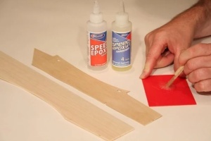 Amestecarea Deluxe Materials Speed Epoxy II 4 min pe paletă, pentru lipirea pieselor de balsa la un avion R/C