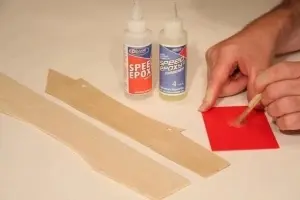Amestecarea Deluxe Materials Speed Epoxy II 4 min pe paletă, pentru lipirea pieselor de balsa la un avion R/C