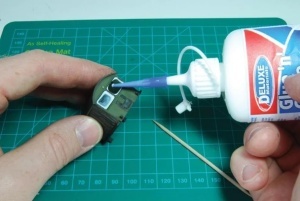 Aplicarea Deluxe Materials Glue 'n' Glaze AD55 pe geamul turelei unei machete de tanc
