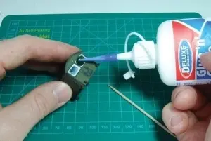 Aplicarea Deluxe Materials Glue 'n' Glaze AD55 pe geamul turelei unei machete de tanc