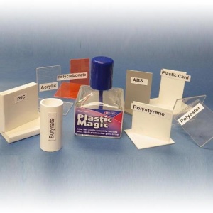 Sticla Deluxe Materials Plastic Magic înconjurată de mostre etichetate din materialele compatibile: PVC, acrilic, policarbonat, ABS, polistiren, butirat, polyester și carton plastic