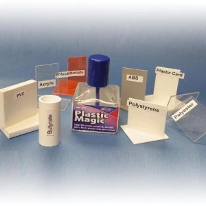 Sticla Deluxe Materials Plastic Magic înconjurată de mostre etichetate din materialele compatibile: PVC, acrilic, policarbonat, ABS, polistiren, butirat, polyester și carton plastic