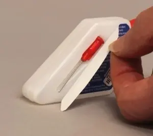 Utilizarea Precision Plastic Glue AD92 pentru asamblare de precizie a unei piese din plastic