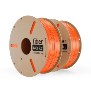 Două role de filament PETG FiberWORKS portocaliu, cu eticheta produsului vizibilă