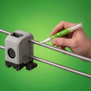 Aplicarea uleiului OilStick cu pensula pe tija de ghidare a capului de imprimare al unei imprimante 3D