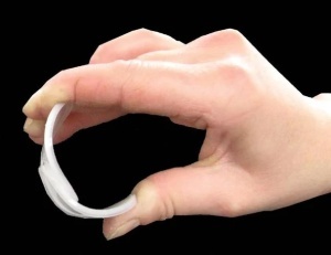 Mână care îndoaie o bandă de plastic alb flexibil, demonstrând tipul de material dificil de lipit compatibil cu amorsa Deluxe Materials Tricky Stick