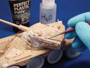 Aplicarea chitului Deluxe Materials Perfect Plastic Putty BD44 cu pensula pe o machetă de tanc, netezire cu apă