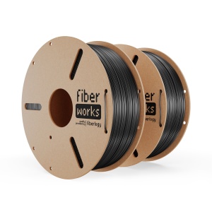 Două role de filament PETG FiberWORKS negru, cu eticheta produsului vizibilă