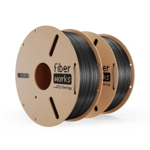 Două role de filament PETG FiberWORKS negru, cu eticheta produsului vizibilă