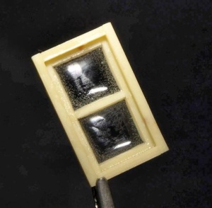 Geamuri de machetă finisate cu Deluxe Materials Glue 'n' Glaze AD55, efect transparent și lucios