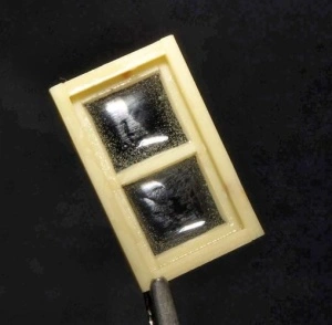 Geamuri de machetă finisate cu Deluxe Materials Glue 'n' Glaze AD55, efect transparent și lucios