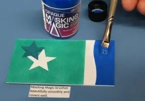 Aplicarea cu pensula a Masking Magic Opaque pe o suprafață pentru mascare de precizie, acoperire uniformă