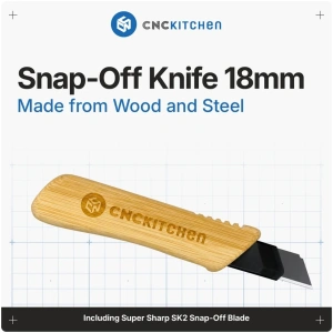 Cuțit snap-off CNC Kitchen de 18mm, văzut din spate, cu logo CNC Kitchen gravat pe mânerul din lemn și lama scoasă