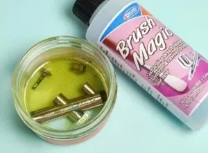 Utilizare Brush Magic — curățarea firelor pensulei de reziduurile de vopsea