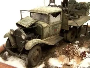 Machetă camion militar cu efect de zăpadă pe caroserie și gheață pe geamul spart, creat cu Scenic Snow Kit