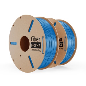 Două role de filament PETG FiberWORKS albastru, cu eticheta produsului vizibilă