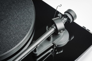 PRO-JECT Debut III DC 0M5ePiano Black Gramofon - Img 3