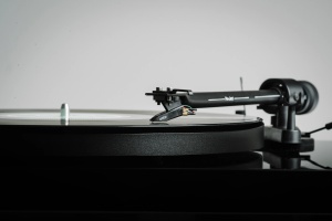 PRO-JECT Debut III DC 0M5ePiano Black Gramofon - Img 2