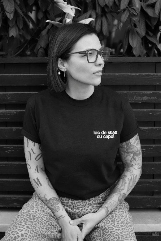 tricou unisex negru "loc de stat cu capul"