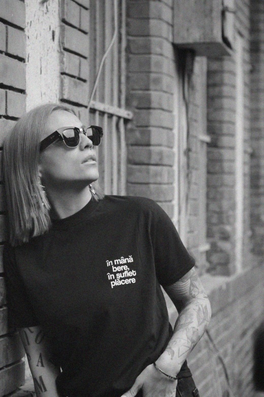 tricou unisex negru "in mana bere, in suflet placere"
