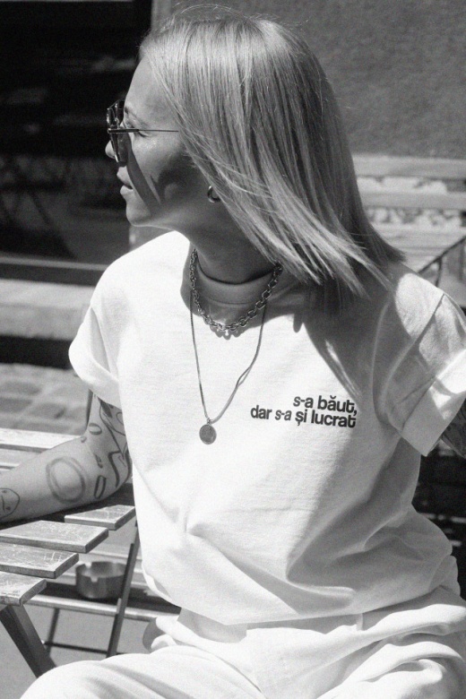 tricou unisex alb "s-a baut, dar s-a si lucrat"