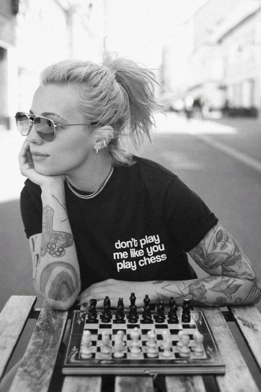 tricou unisex negru "don't play me like you play chess" - Tombabe x Tech Talks Collab.
