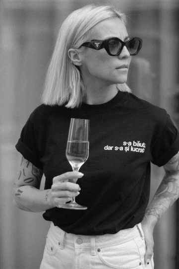 tricou unisex negru "s-a baut"