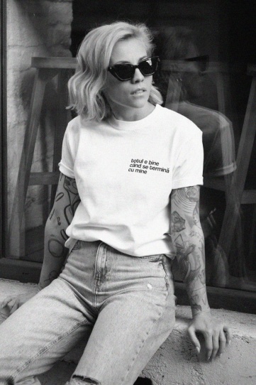 tricou unisex alb "totul e bine cand se termina cu mine"