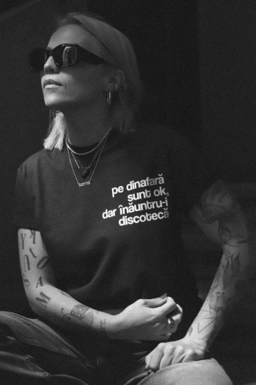 tricou unisex negru "pe dinafara sunt ok"