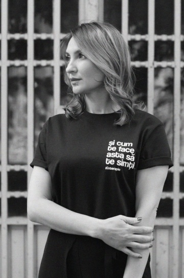 tricou unisex negru "si cum te face asta sa te simti?" Tombabe & Regina Maria collab. #InTerapie - Img 1