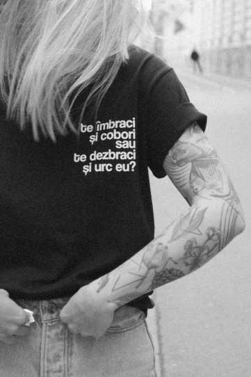tricou unisex negru "te imbraci si cobori" - Img 1