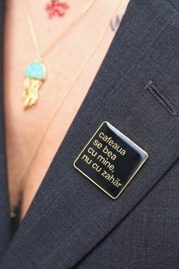 insigna neagra "cafeaua se bea cu mine, nu cu zahar"