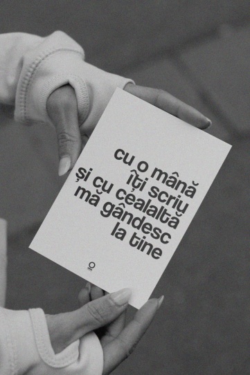 carte postala "cu o mana iti scriu si cu cealalta ma gandesc la tine"