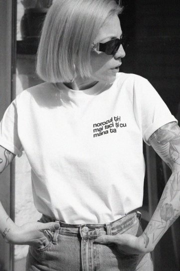 tricou unisex alb "norocul ti-l mai faci si cu mana ta" - Img 1