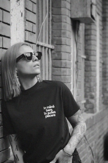 tricou unisex negru "in mana bere"