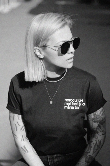 tricou unisex negru "norocul ti-l mai faci si cu mana ta" - Img 1
