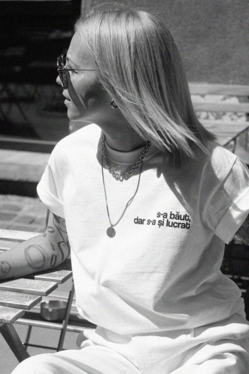 tricou unisex alb "s-a baut, dar s-a si lucrat" - Img 1