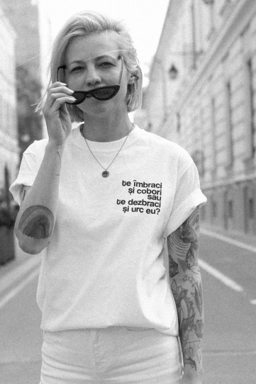 tricou unisex alb "te imbraci si cobori" - Img 1