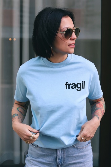 tricou unisex albastru "fragil"