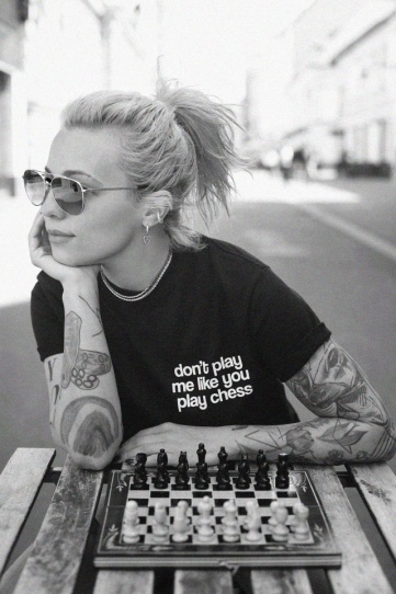 tricou unisex negru "don't play me like you play chess" - Tombabe x Tech Talks Collab. - Img 1