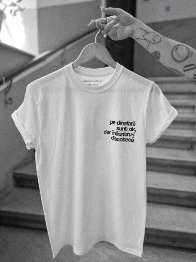 tricou unisex alb "pe dinafara sunt ok" - Tombabe x OMG Publishing Collab. - Img 2