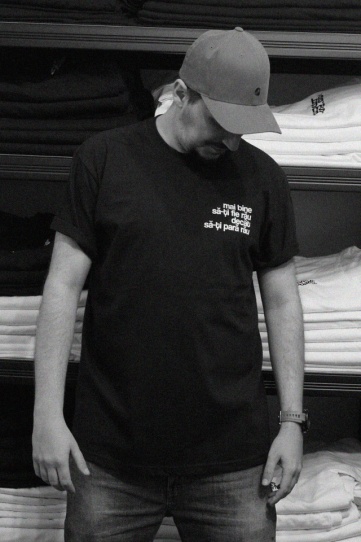 tricou unisex negru "mai bine sa-ti fie rau decat sa-ti para rau" - Img 3