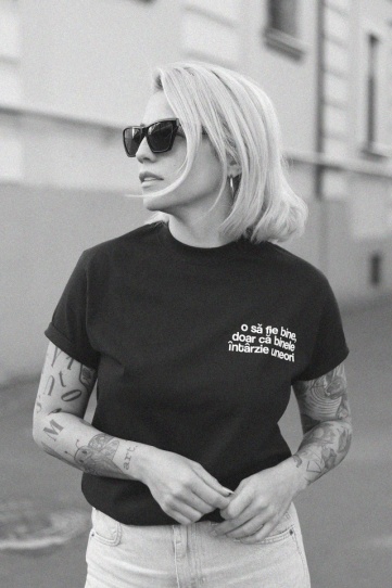 tricou unisex negru "o sa fie bine"
