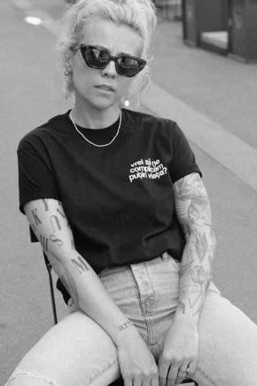 tricou unisex negru "vrei sa ne complicam"