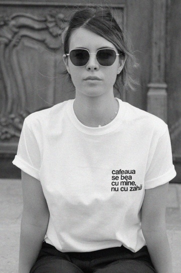 tricou unisex alb "cafeaua se bea cu mine"