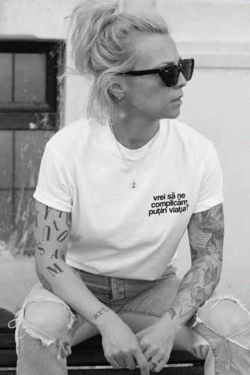 tricou unisex alb "vrei sa ne complicam"
