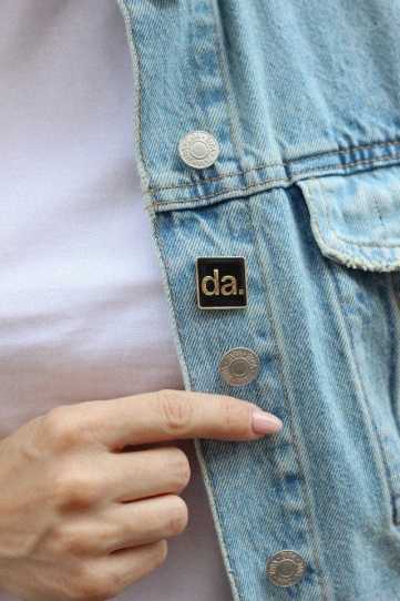 insigna "da."